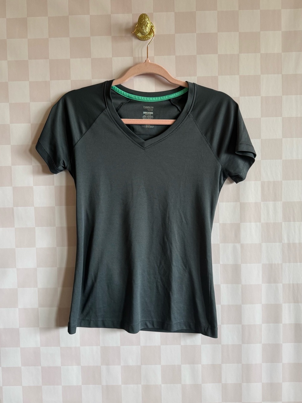 🏃‍♀️🏓🛼🌸👟☀️🥥
Danskin Women's Grey V-Neck Active Tee